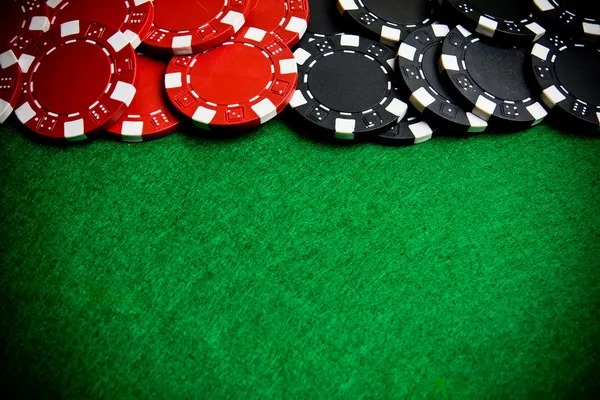 Live Sakong dealer studio on huskyslot app showing card layout and betting interface